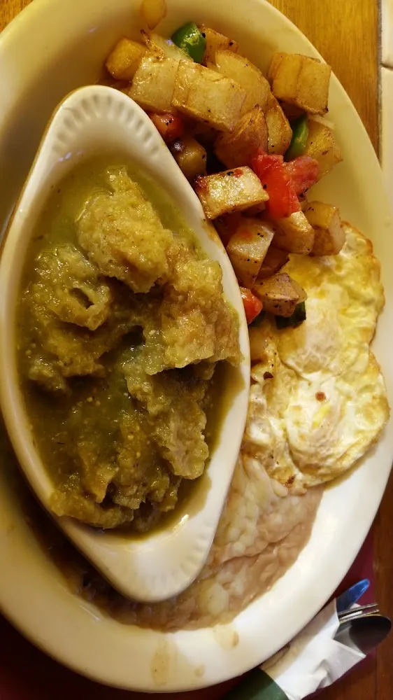 Chicharrones En Chile Verde Y Papas De La Casa